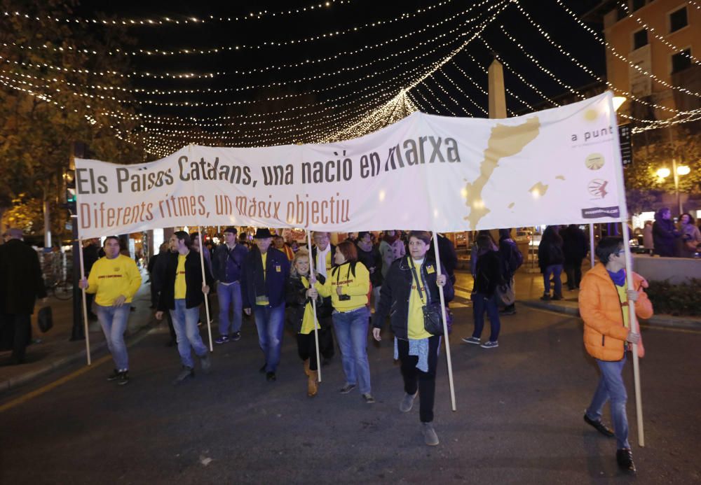 Rund 1.500 Personen sind am Freitagabend (30.12.) auf Mallorca auf die Straße gegangen, um politische Eigenständigkeit für die "Països Catalans", also die katalanischsprachigen Landesteile Katalonien und Balearen, innerhalb Spaniens zu fordern.