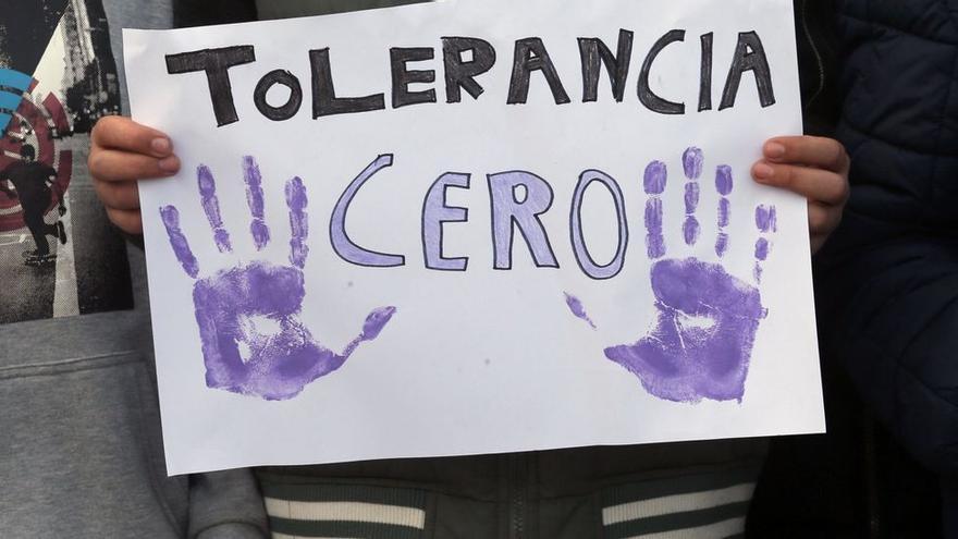 Unos jóvenes sostienen carteles en contra de la violencia machista.