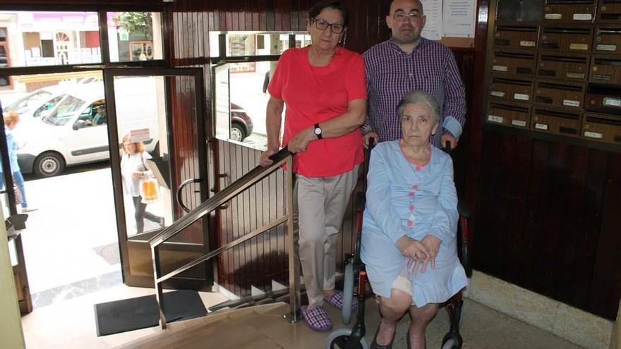 Por la izquierda, Elda Díaz, Santiago López y Amada Díaz junto a las escaleras del portal.