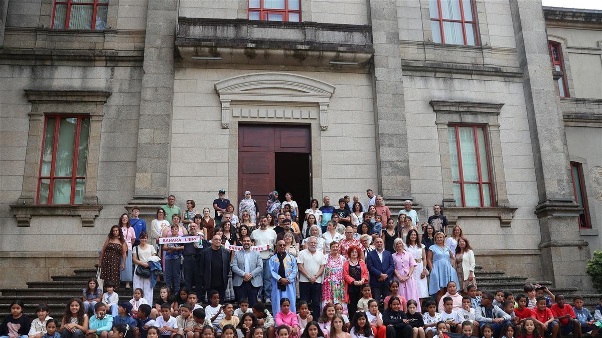 Familas de acogida y niños saharauis en la puerta del Parlamento Gallego