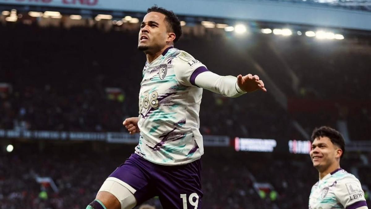 Kluivert celebra su gol al United en Old Trafford
