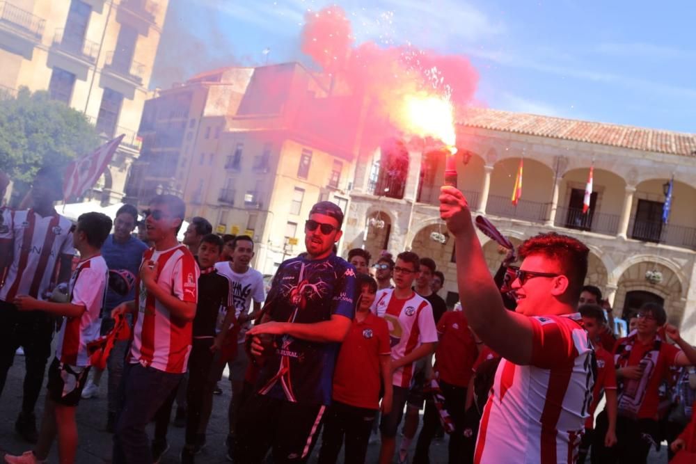 Espectacular ambiente previo al partido de play off Zamora CF - El Haro Deportivo