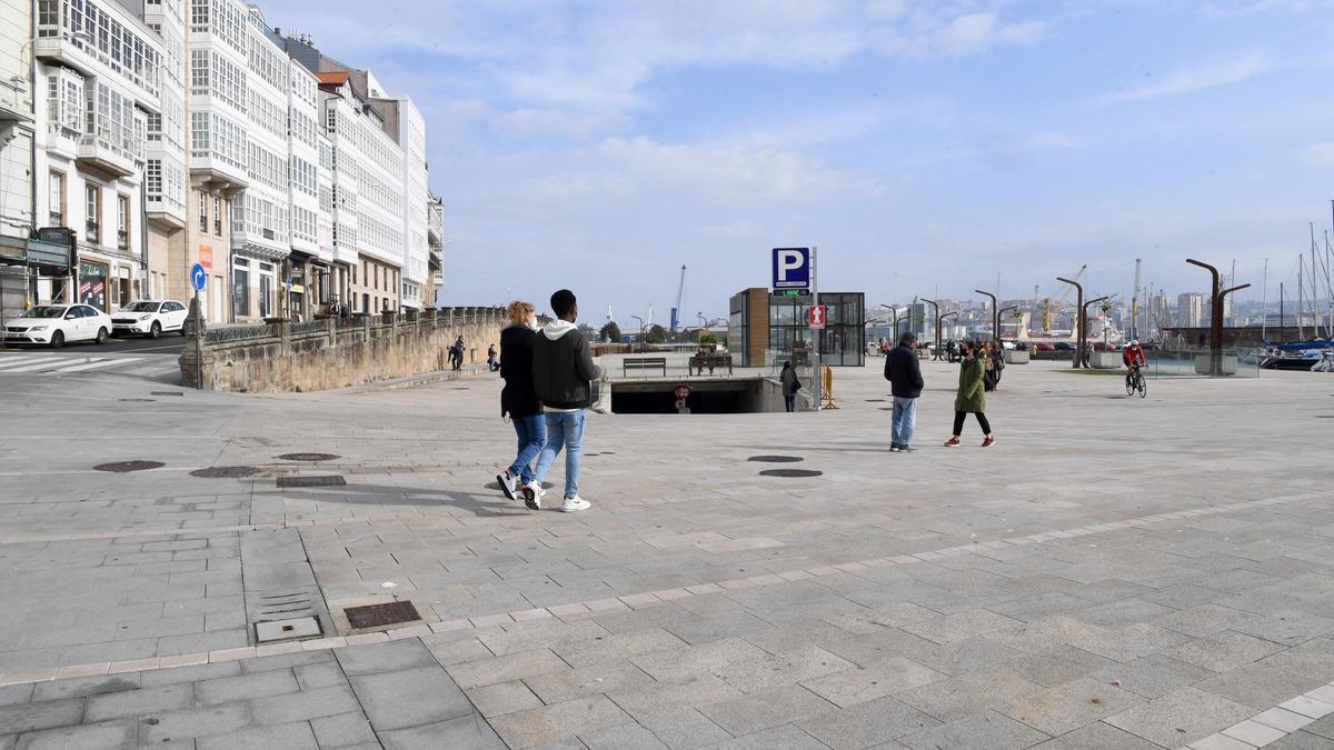 Ciudadanos en la dársena de O Parrote.