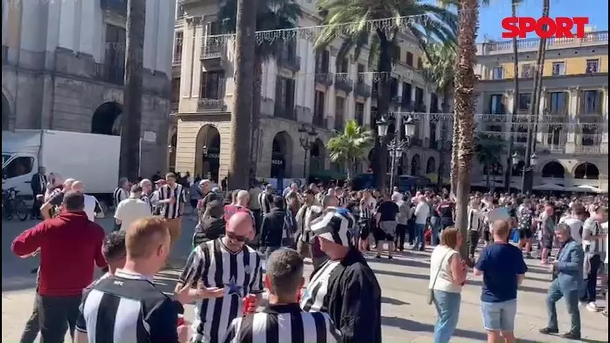 Los supporters del Newcastle toman la Plaça Reial de Barcelona.