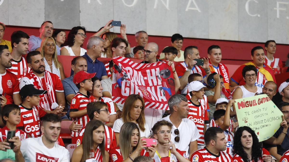 Aficionats del Girona veient l'equip en el Trofeu Costa Brava.