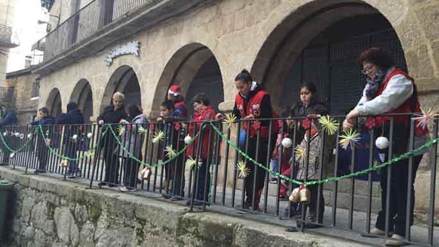 Vecinas y niños adornan la Plaza Mayor de Fermoselle.