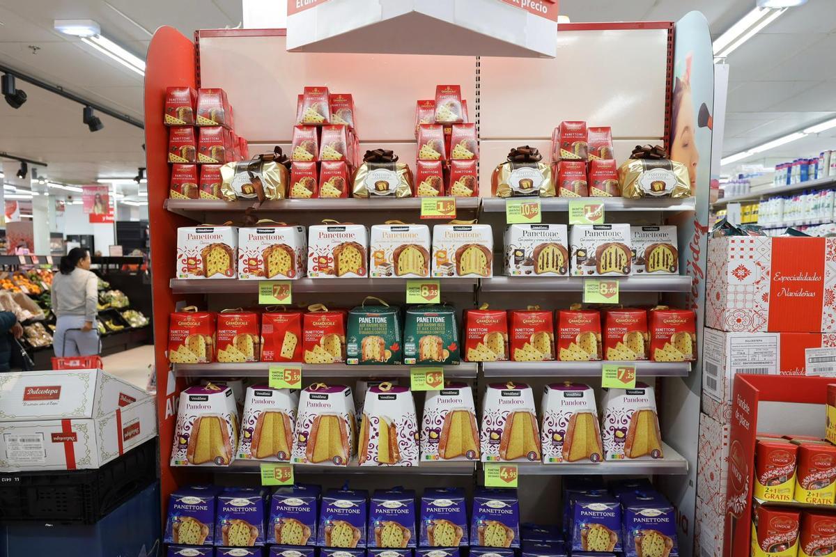 Dulces y productos navideños en un supermercado de Zaragoza.