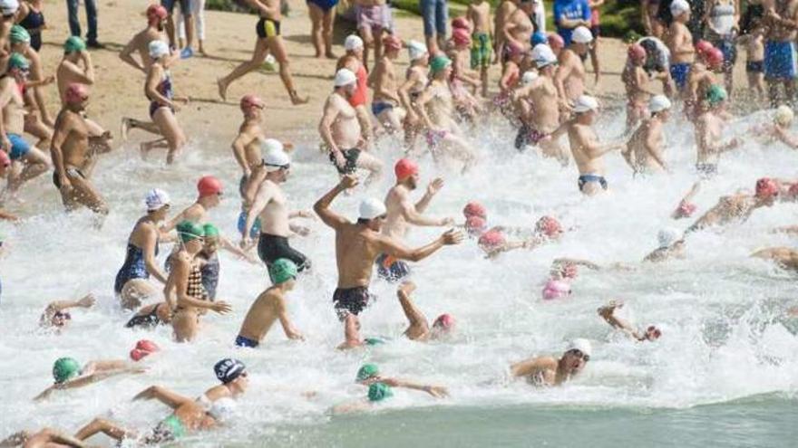 Participantes de la última edición de la Travesía a Nado de San Maro en el momento de la salida de la prueba.