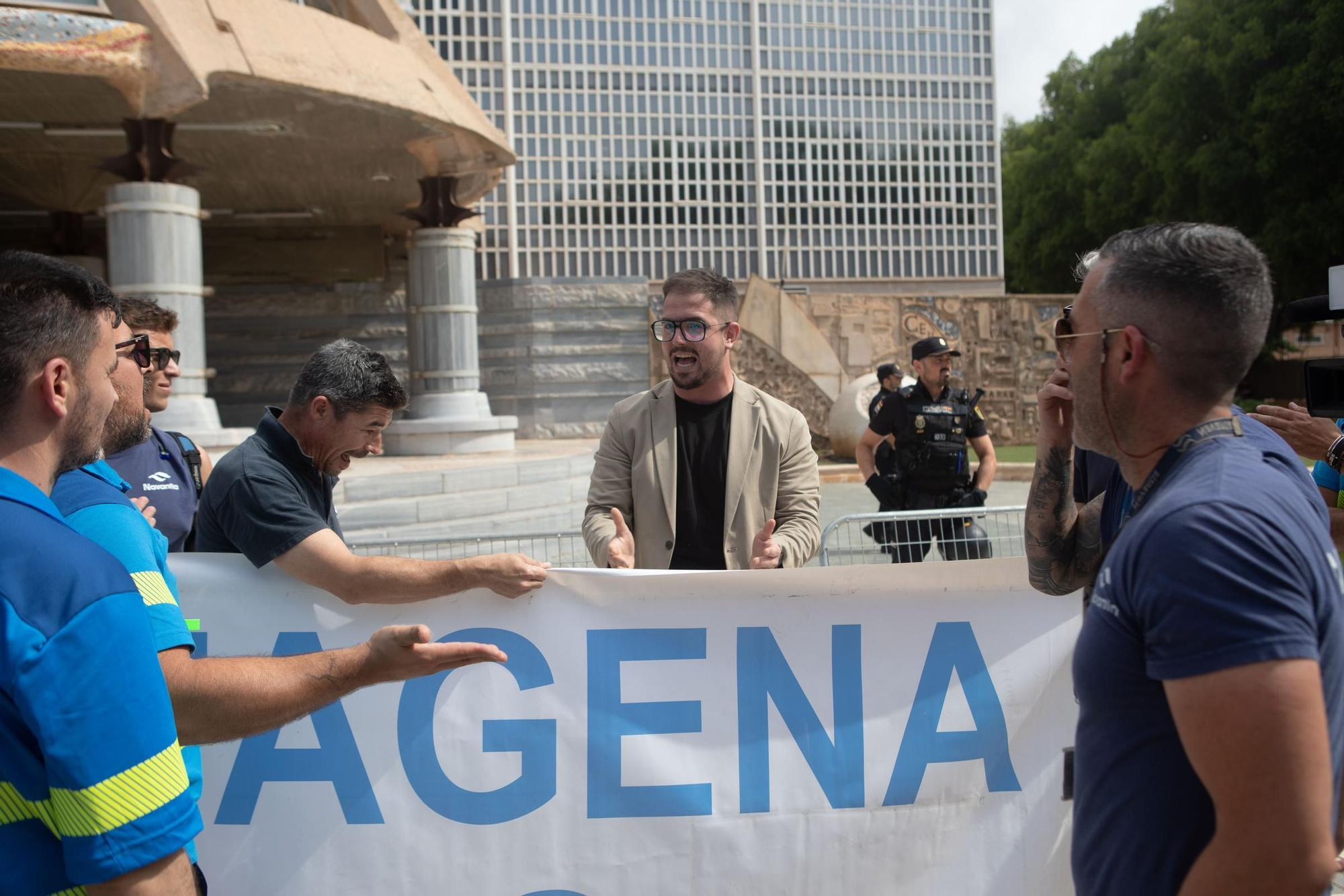 Los trabajadores de Navantia protestan frente a la Asamblea Regional