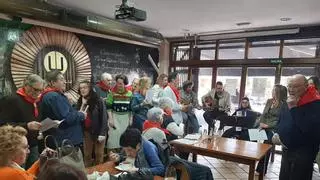 Llanera canta en los chigres: la Coral Polifónica estrena gira en establecimientos hosteleros a la caza de nuevos integrantes