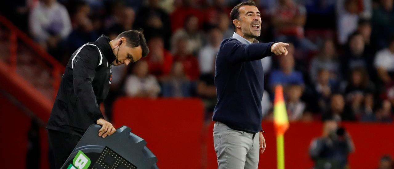 Juan Carlos Carcedo da instrucciones en la banda de Los Cármenes en el partido ante el Granada.