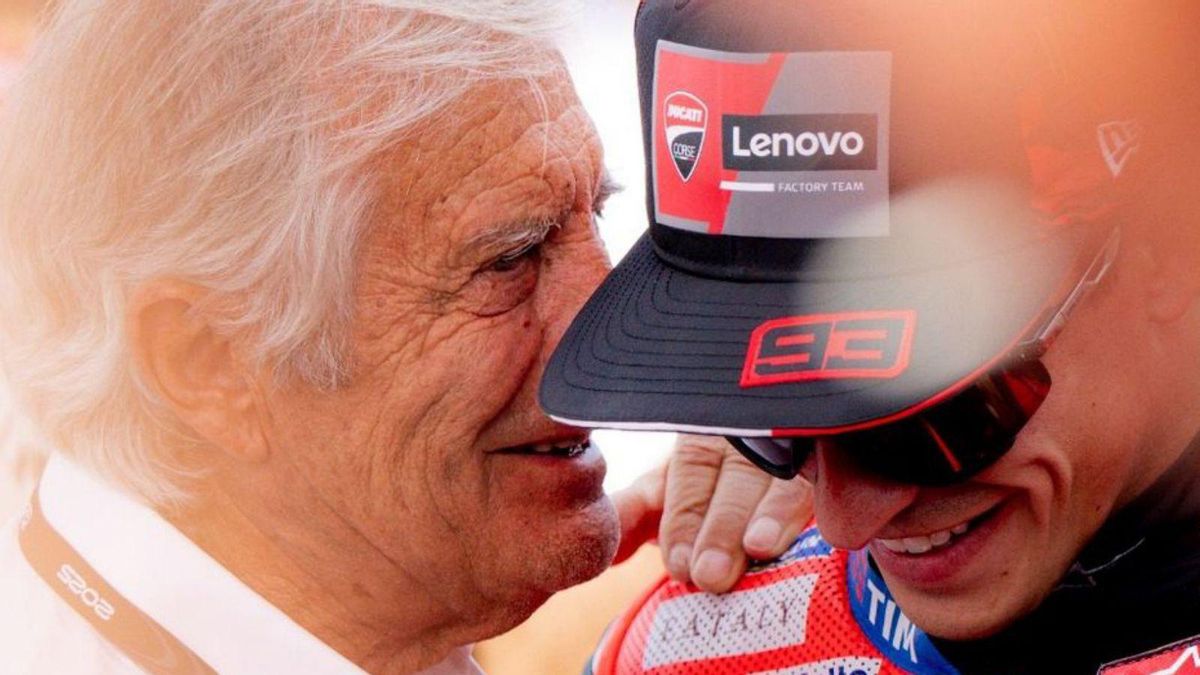 Giacomo Agostini xerra amb Marc Márquez, a Misano (Itàlia). | ALEJANDRO CERESUELA