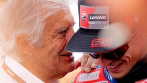 Giacomo Agostini xerra amb Marc Márquez, a Misano (Itàlia). | ALEJANDRO CERESUELA