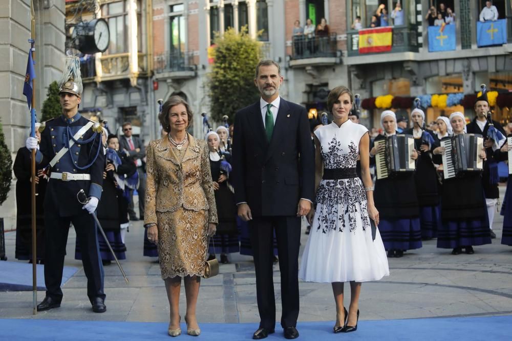 Desfile de los Reyes, personalidades y premiados en la alfombra azul