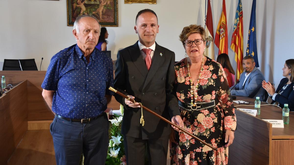 Los padres de Lázaro Azorín han sido los encargados de entregarle la vara de mando de la Alcaldía de Pinoso protagonizando un momento muy emotivo.