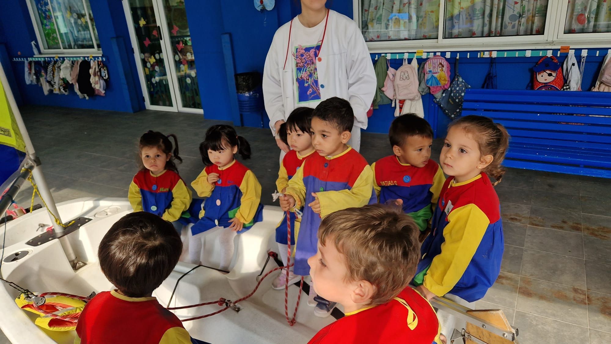 Niños de la escuela infantil municipal de Vilagarcía en las actividades desplegadas para fomentar el deporte.