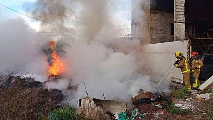 Crema l&#039;entorn d&#039;una nau abandonada al camí de Cabrianes