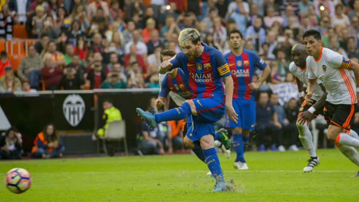 Leo Messi dispara a puerta en el Valencia-Barça de LaLiga 2016/17