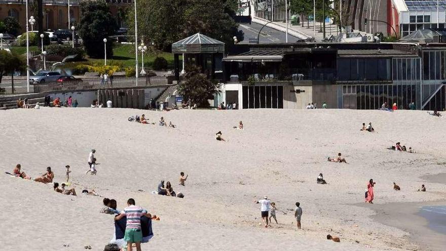 Coruñeses disfrutando de la playa de Riazor la semana pasada.