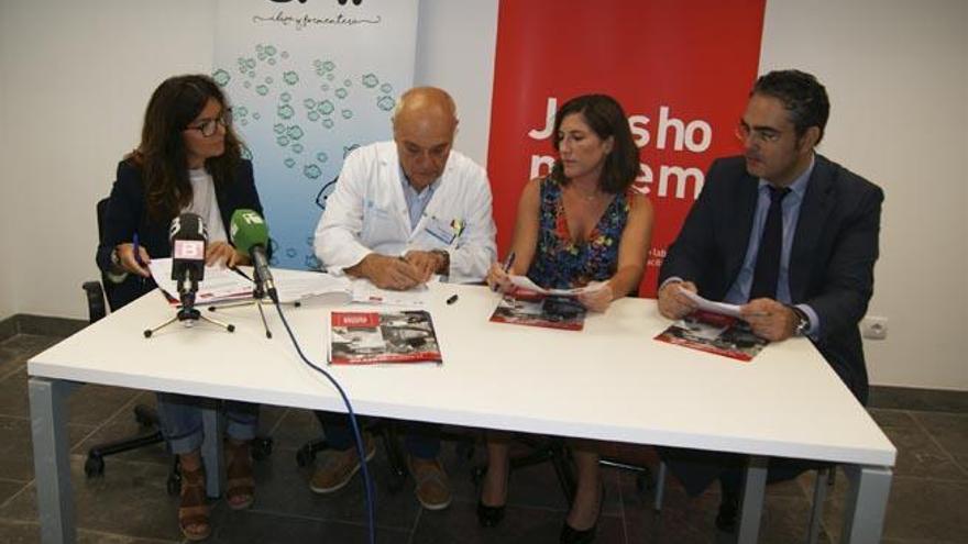 Firma del convenio, ayer en el hospital Can Misses.