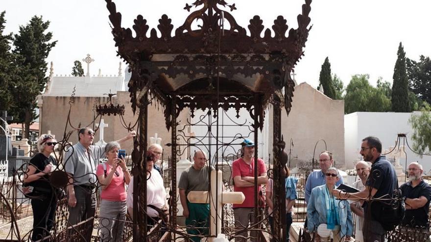 Los cementerios abren las puertas y muestran sus secretos a los visitantes