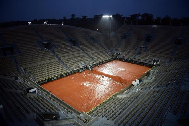 Una vista general de la pista  Suzanne Lenglen mientras el juego está suspendido debido a la lluvia durante el torneo de tenis Abierto de Francia en Roland Garros en París.