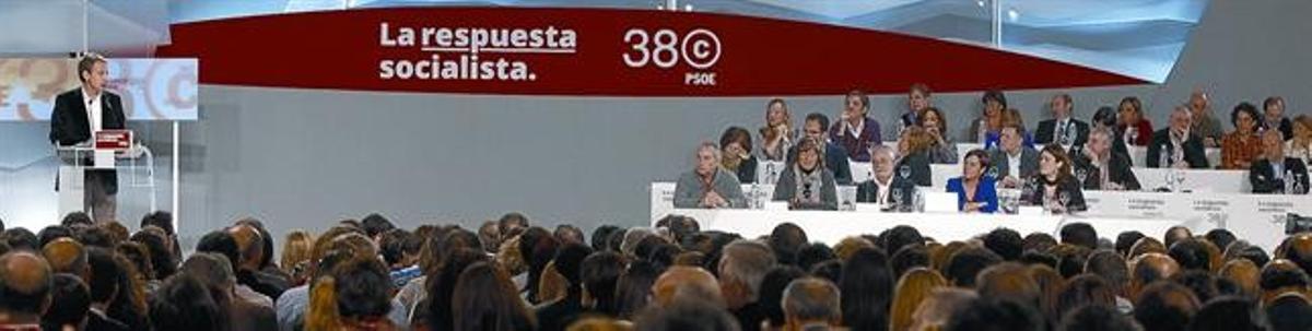 Rodríguez Zapatero exposa davant els delegats el seu informe de gestió. Rodríguez Zapatero exposa davant els delegats el seu informe de gestió.