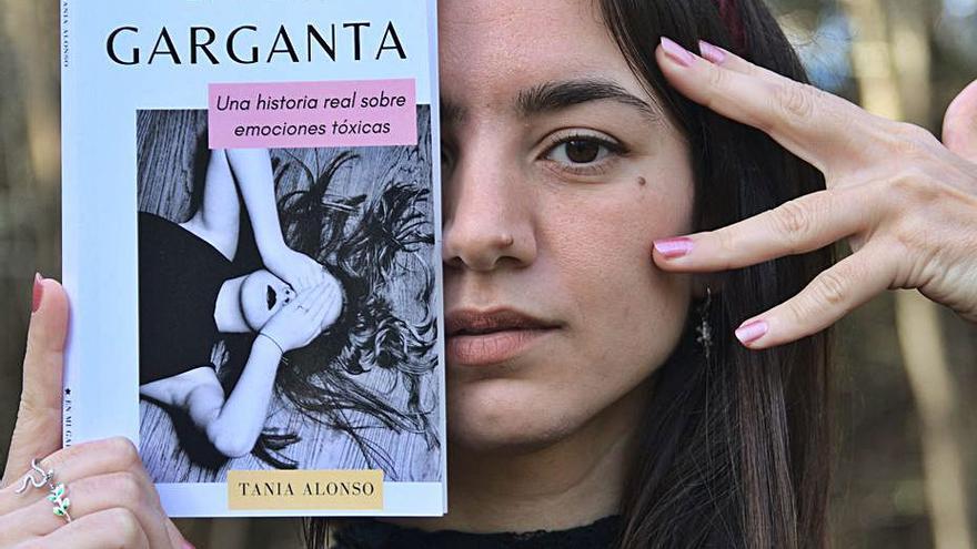 Tania Alonso con su primer libro autoeditado.   | // D.P. (XOEL VÁZQUEZ)
