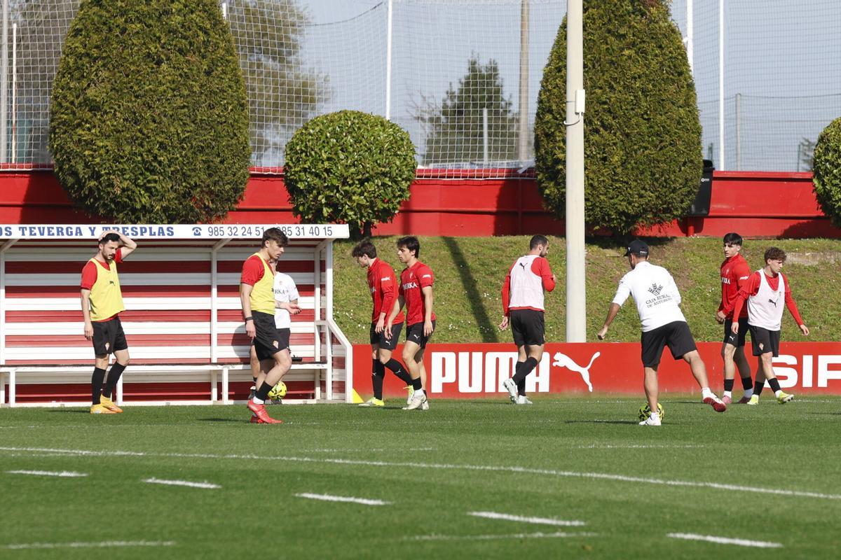 Borja Jiménez golpea el balón durante el entrenamiento en Mareo.