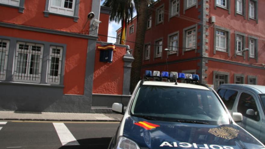 Exterior de las dependencias de la Policía Nacional en La Laguna.