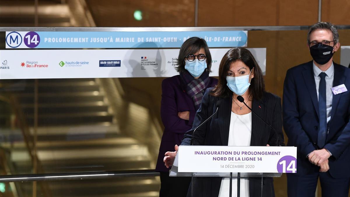Paris  mayor Anne Hidalgo delivers a speech during the inauguration of the extension of the metro line number 14  in Saint-Ouen on December 14  2020  (Photo by Alain JOCARD   AFP)