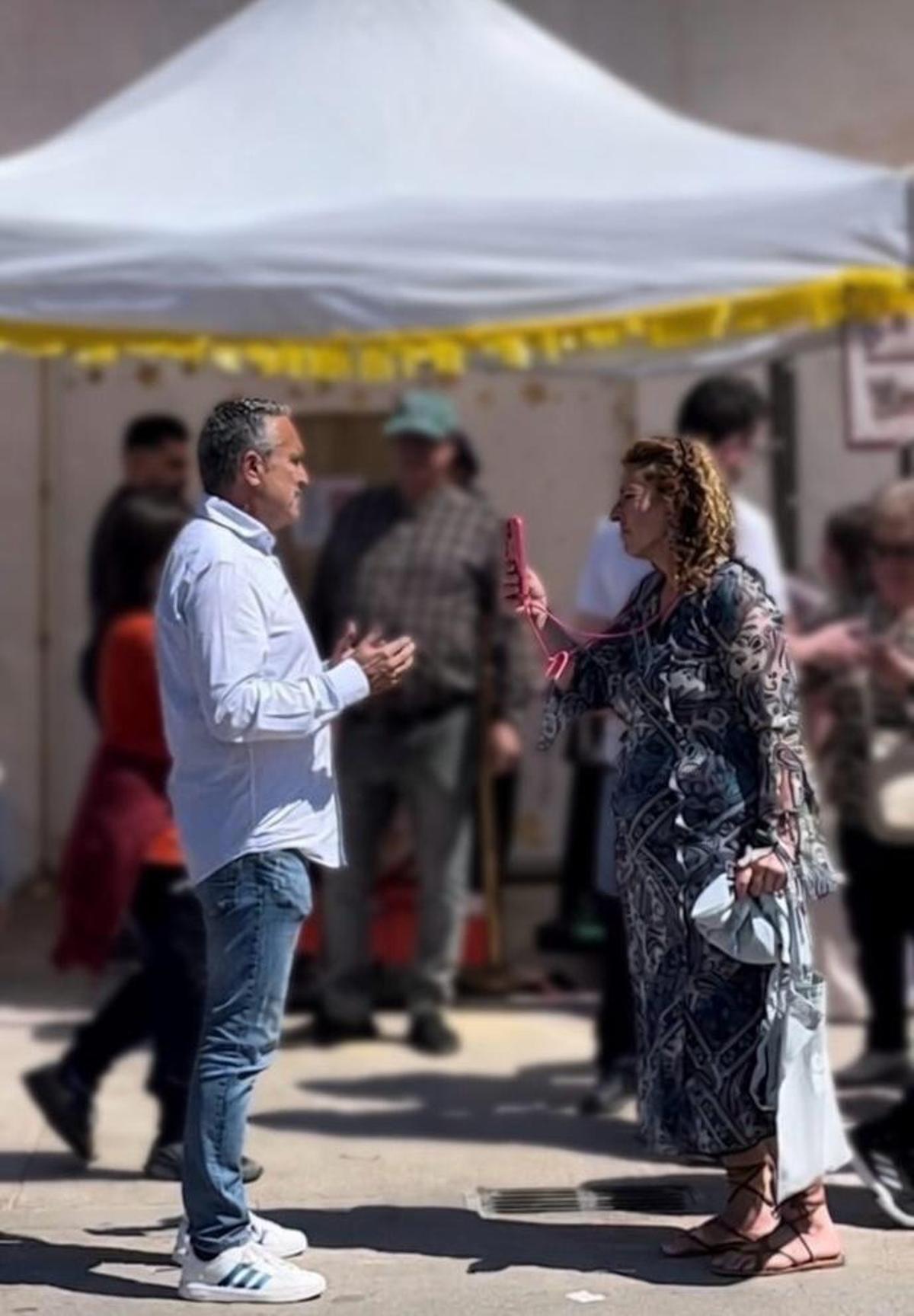 Raúl Esteban, portavoz del PP de Quart, es grabado por Lucía Guirado, en la Feria del Comercio de esta localidad.