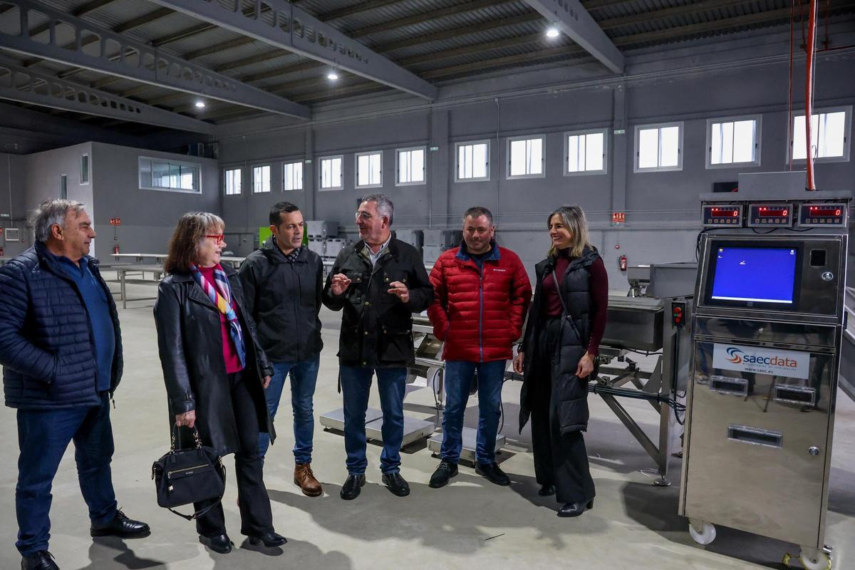 Los representantes de los parquistas y de Agade, durante la presentación de las naves de O Ramal.