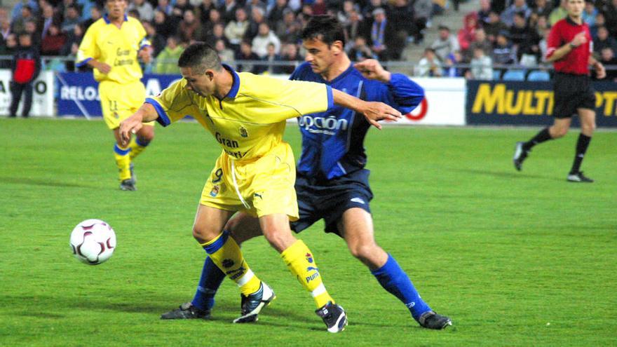 El delantero de la UD Rubén Castro controla el esférico, en el Coliseum, presionado por un rival. Detrás, Orlando Suárez, en marzo de 2003.