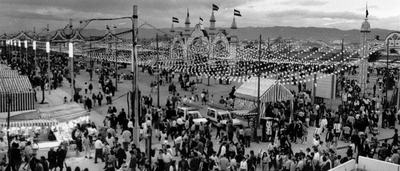 Entorno de la portada de la Feria de 1994, la primera edición de la fiesta en El Arenal, momentos después de su inauguración oficial.