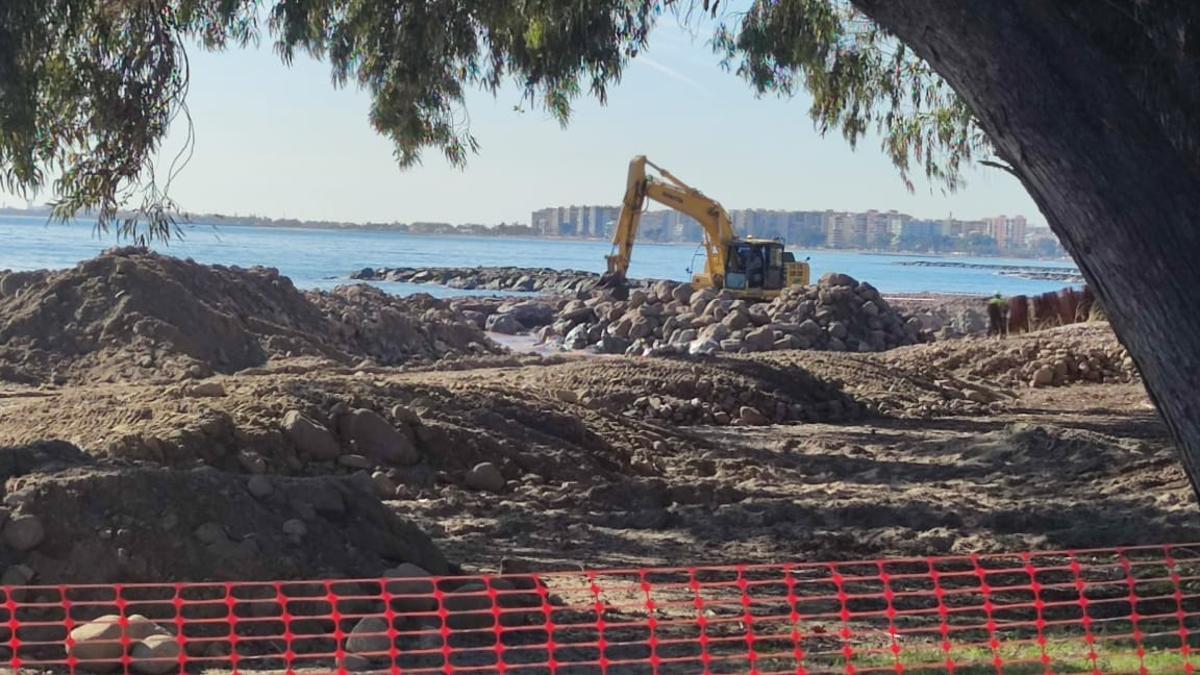 Foto de las obras que se realizan en la playa Torre Sant Vicent de Benicàssim.
