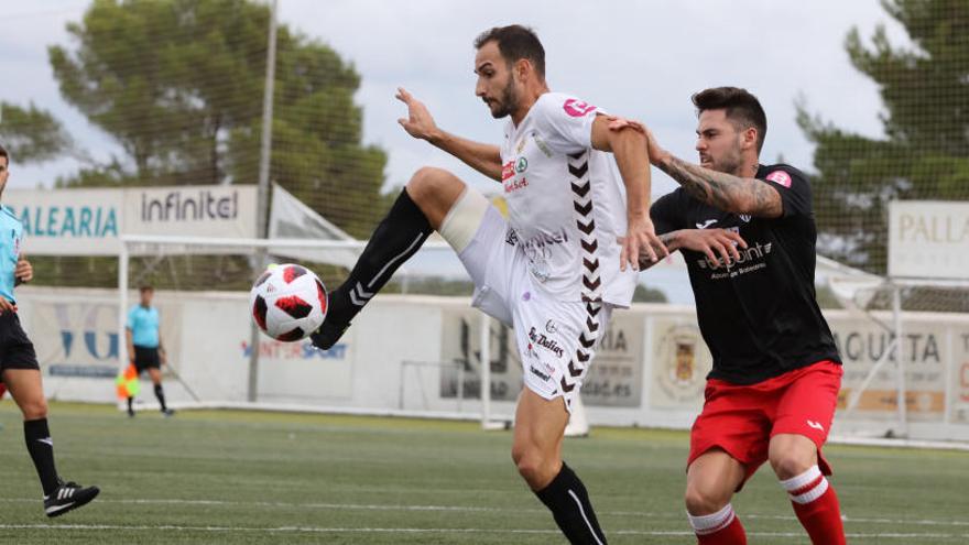 Un lance de juego durante el partido entre la Peña y el Santanyí