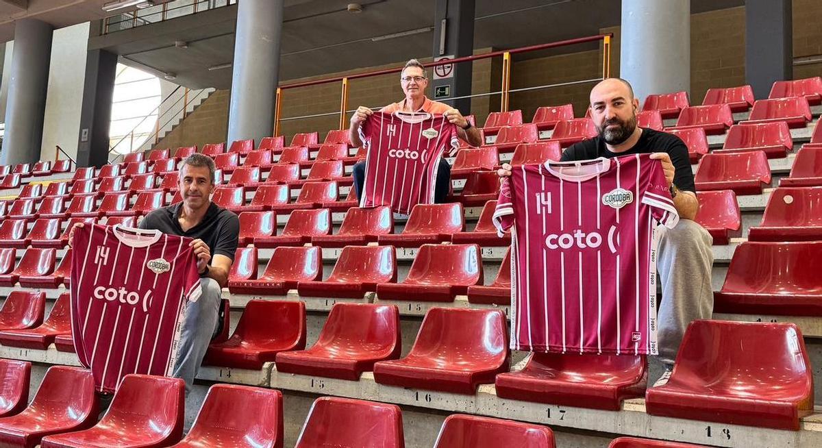 Los exjugadores del Cajasur Juventud José Antonio Ferrer, Manolo Camacho y Antonio Franco, con la camiseta de la final por el ascenso a la Primera FEB.