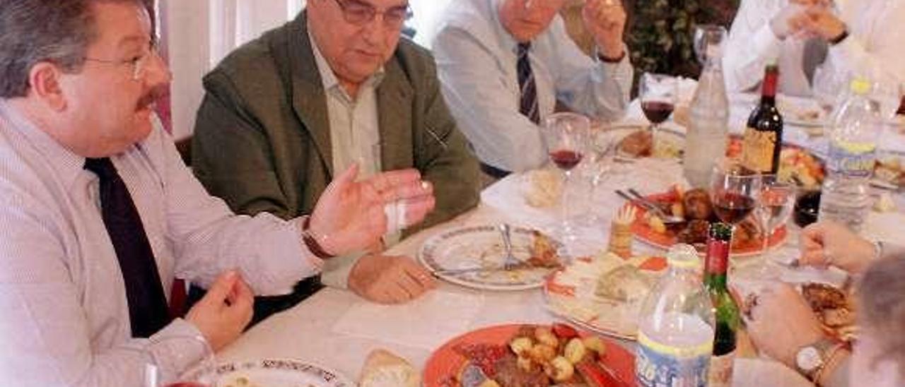 Por la izquierda, Juan Ramón García Secades y José Manuel García, con responsables de la Consejería de Infraestructuras, en la comida de 2003.