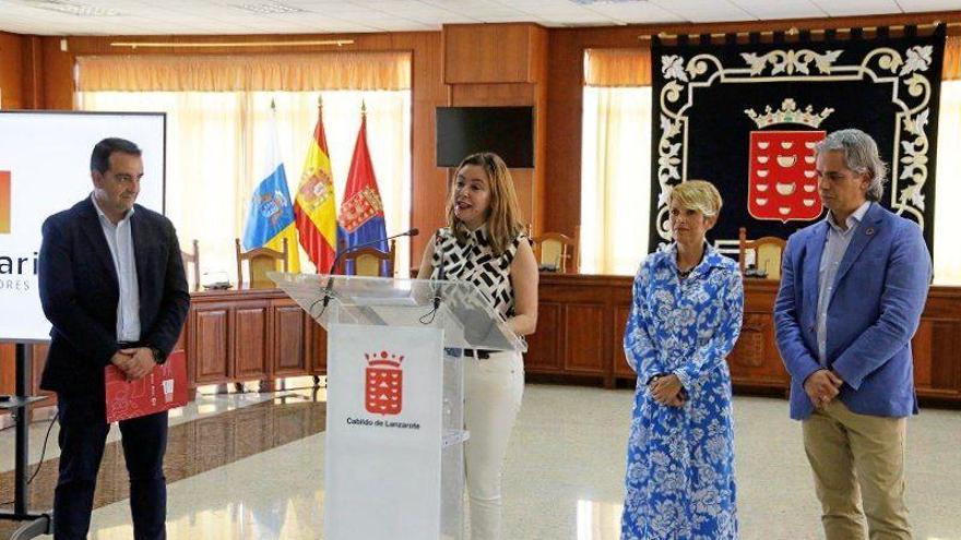 Presentación del estudio de internacionalización de la economía de Lanzarote y La Graciosa con la asistencia de José Valle (i), Dolores Corujo, Elena Máñez y Sergio Suárez.