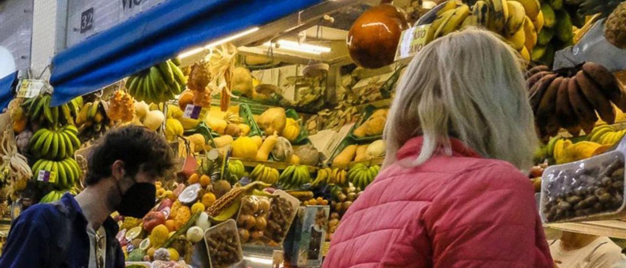 Ciudadanos comparan precios en un puesto de frutas del Mercado de Vegueta. | | LP/DLP