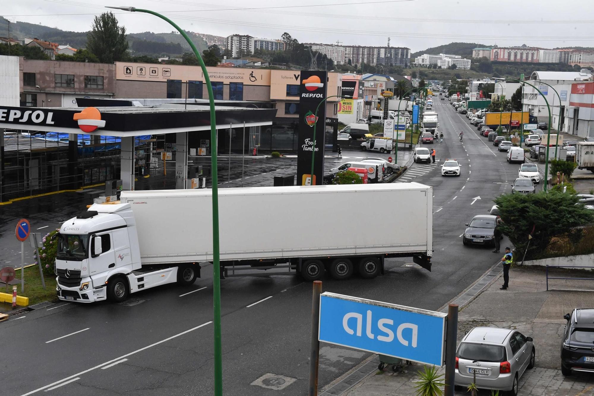 Un tráiler queda atascado en Pocomaco e interrumpe el tráfico en los accesos al polígono