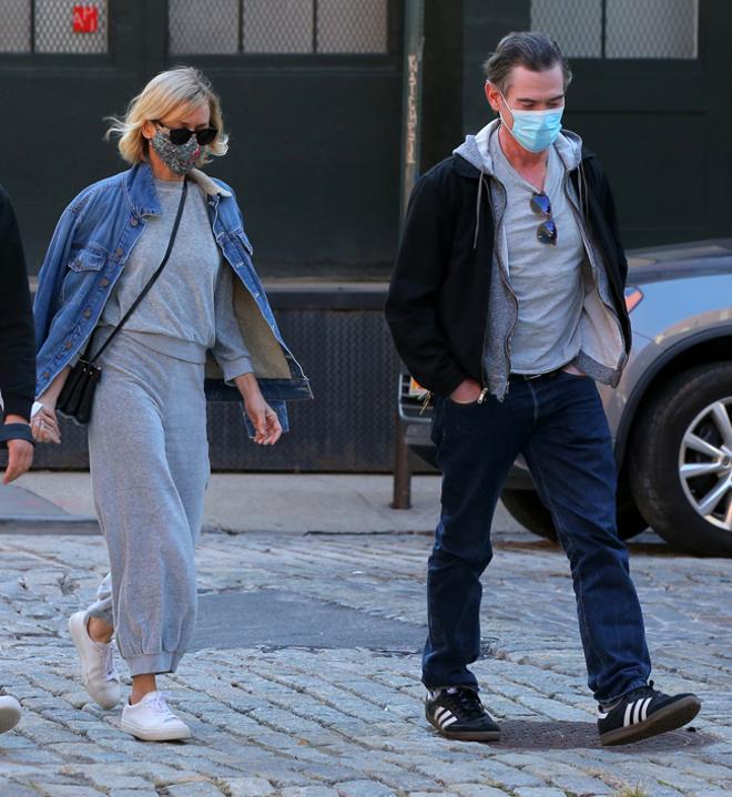 Naomi Watts apuesta por un conjunto de sudadera y chándal en color gris