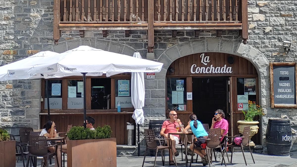 Clientes en la terraza de un local de hostelería de Biescas.