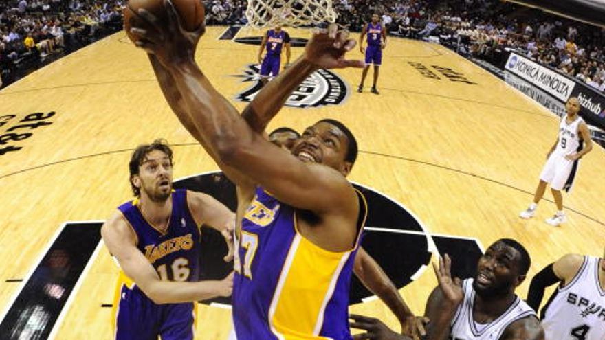 Bynum salta para encestar contra San Antonio Spurs.