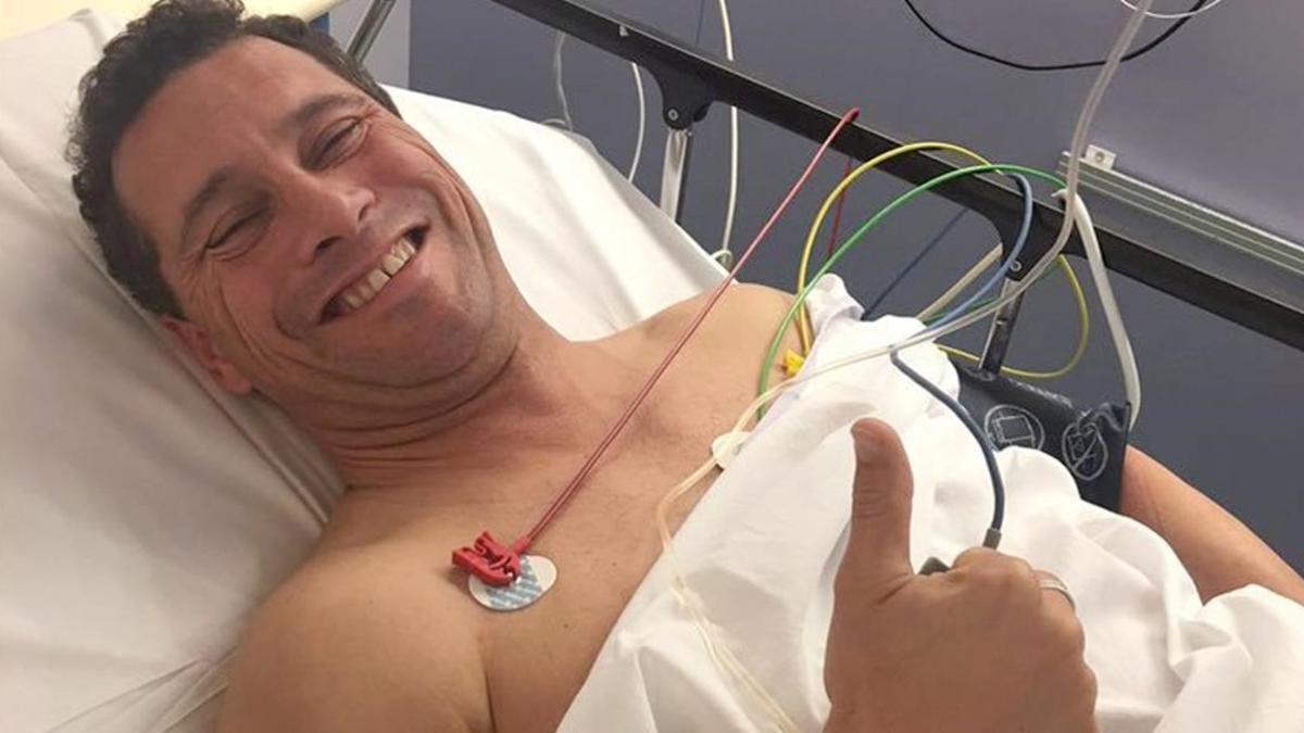 Steven Woolfe saluda desde la cama del hospital, en Estrasburgo, el 7 de octubre.