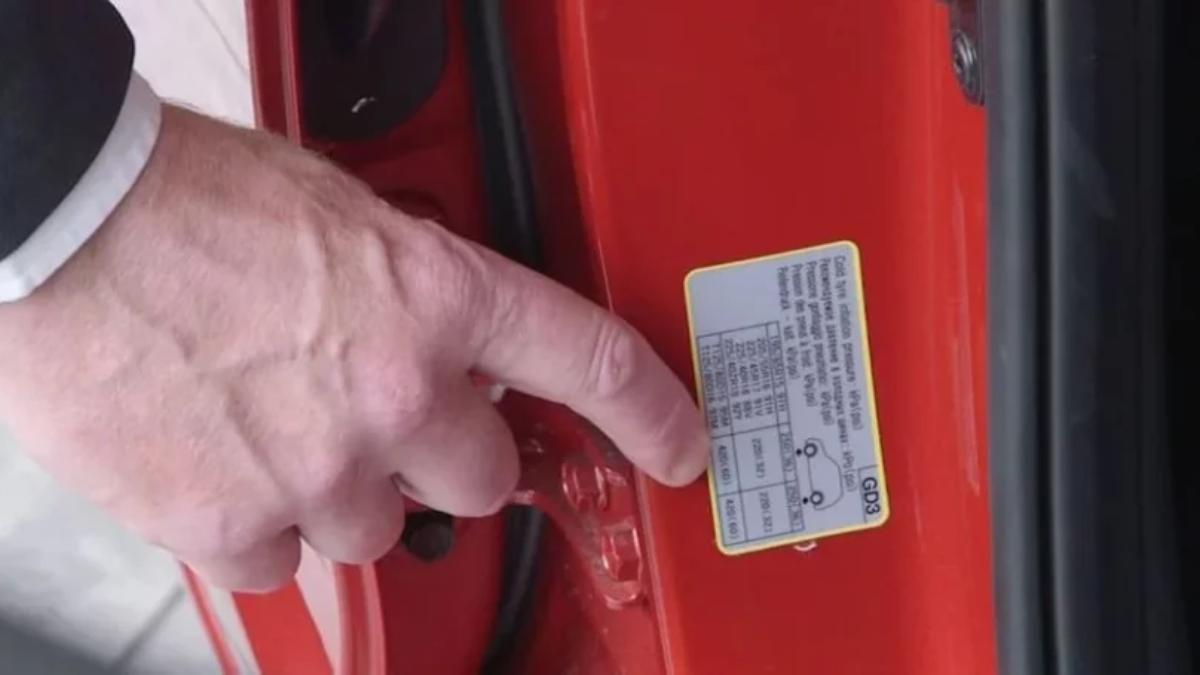 Muchos coches llevan la presión recomendada en el lateral de la puerta del conductor.