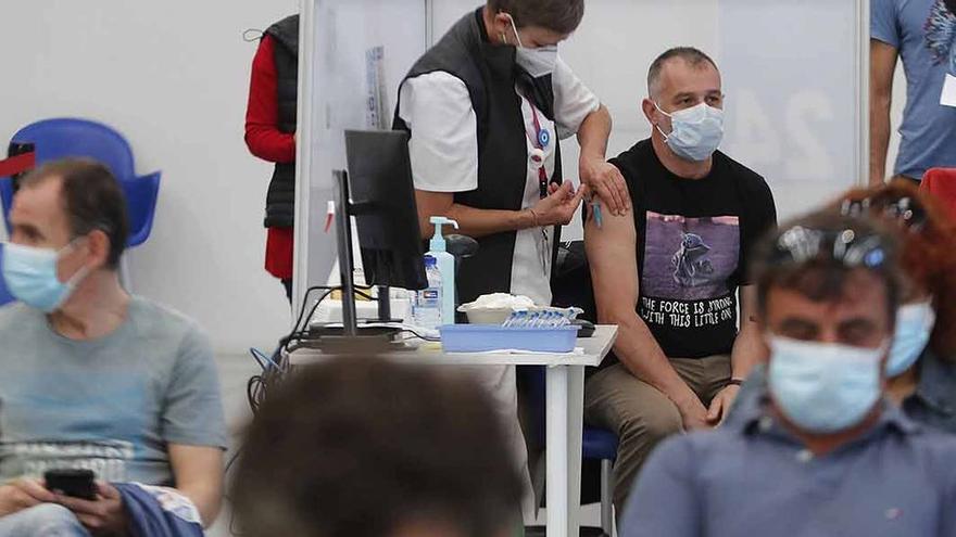 Jornada de vacunación masiva en el Ifevi de Vigo.