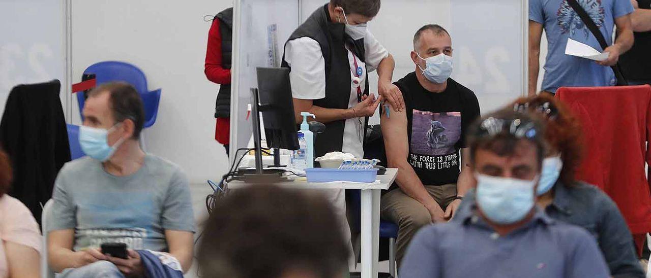 Jornada de vacunación masiva en el Ifevi de Vigo.