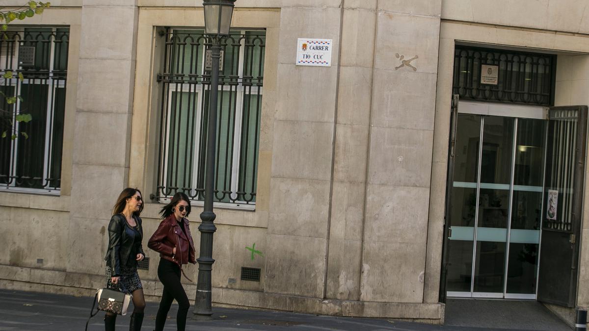 Dos mujeres, en diciembre de 2016, pasean por la calle Tío Cuc, que antes había sido Teniente Álvarez Soto.